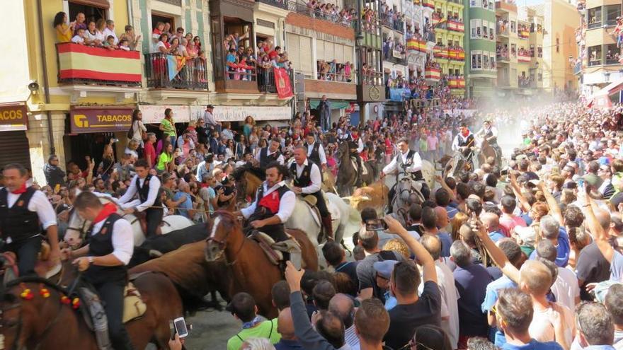 Abrazos y flores como broche de oro de una controlada última Entrada en Segorbe