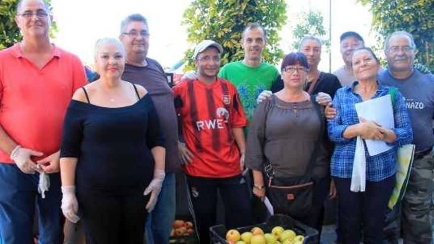 Grupo de voluntarios de la asociación Ayuda Humanitaria Familiar, después de descargar la comida recogida en los puestos de Mercamálaga.