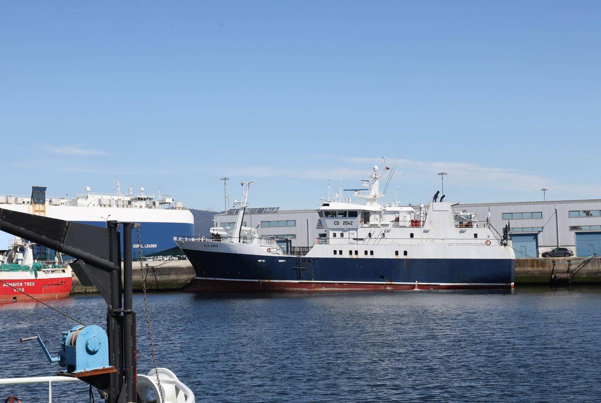 El pesquero «Isla Edén», en el muelle de reparaciones de Bouzas