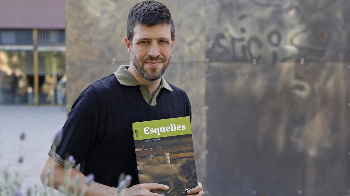 Nierga, amb el llibre que acaba de publicar a les mans.