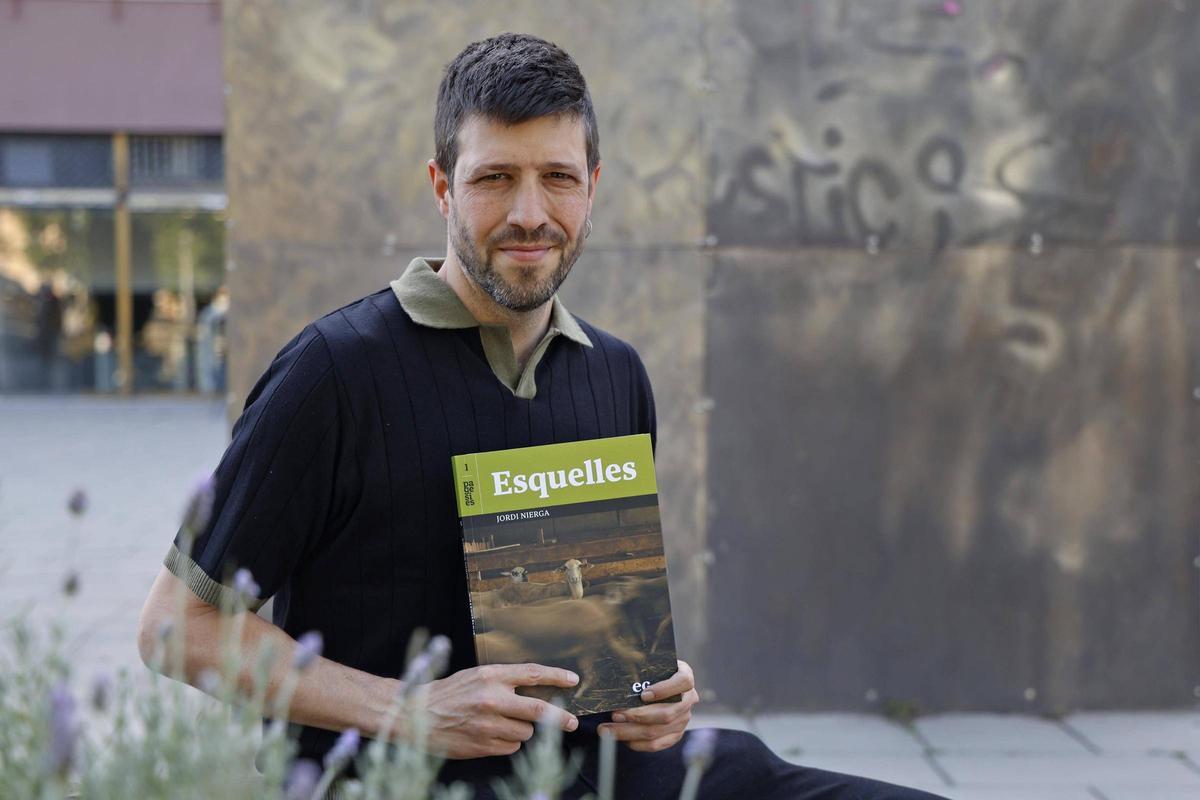 Nierga, amb el llibre que acaba de publicar a les mans.