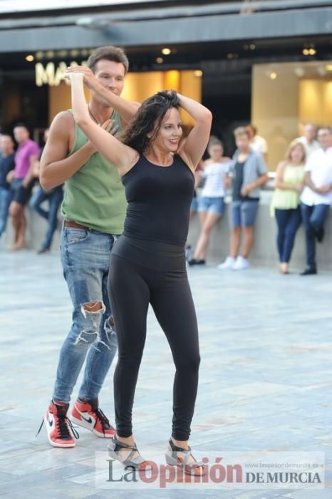 Los bailes latinos salen a la calle en Murcia