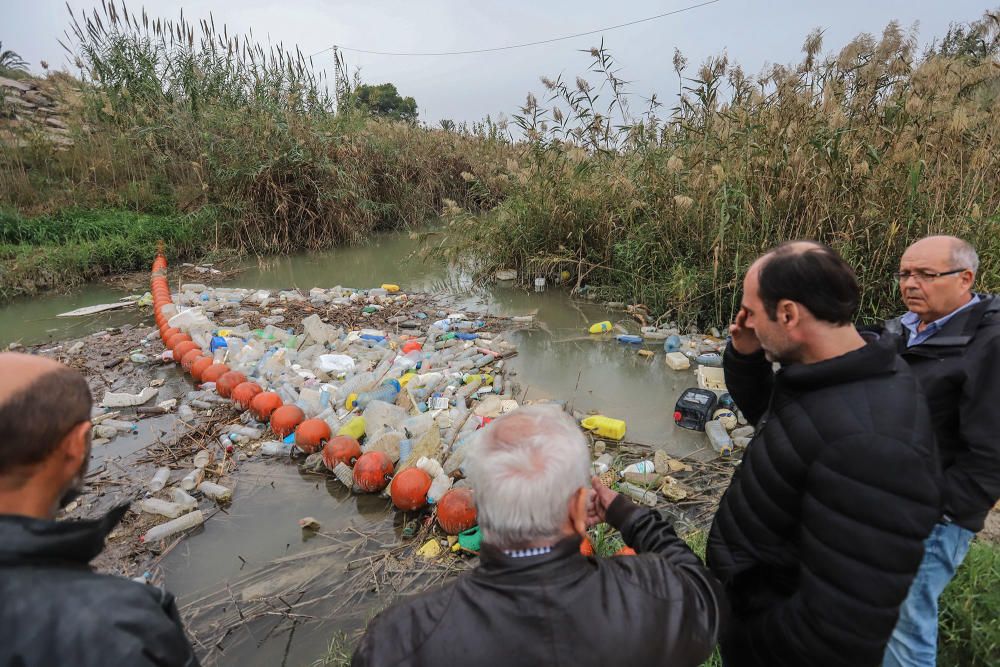 La Conselleria de Medio Ambiente y la CHS impulsan medidas para evitar la contaminación del Segura en la Vega Baja por sólidos flotantes.