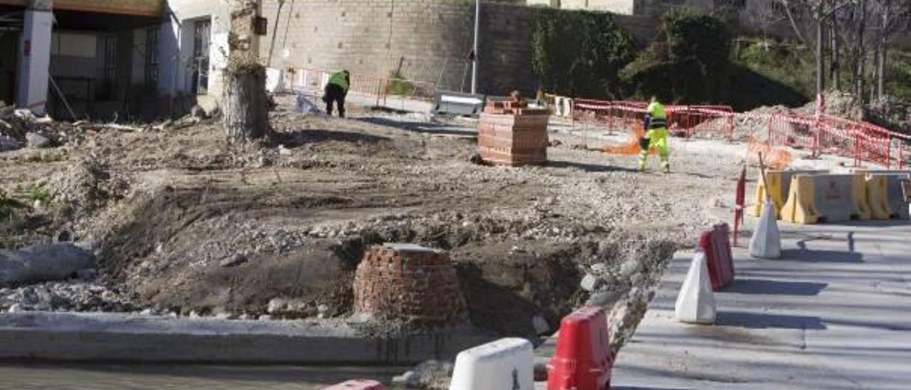 Obreros trabajan en el Camí Vell de Xàtiva, en una imagen del pasado lunes.