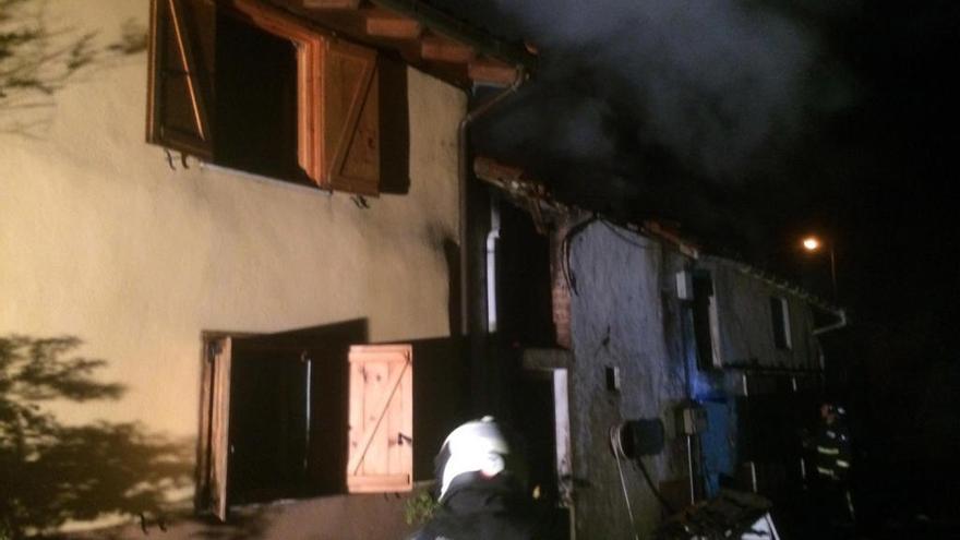 Desalojada una pareja de una vivienda por un incendio en Cabranes