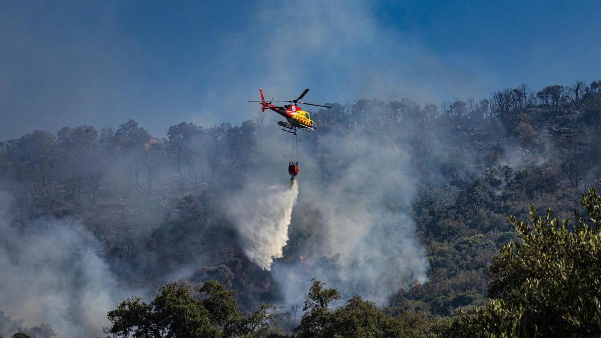 Treballs d'extinció de l'incendi des de la urbanització les Cabanyes de Calonge