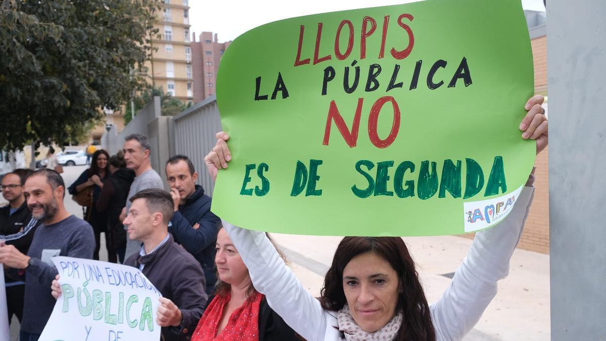 Mensajes dirigidos a la concejala de Educación, Julia Llopis