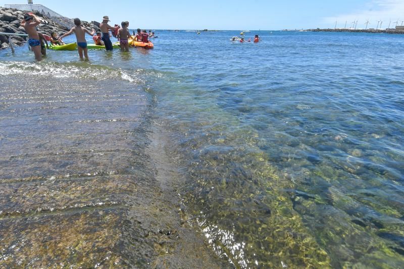 Los bañistas de Pozo Izquierdo se quejan que el acceso resbala