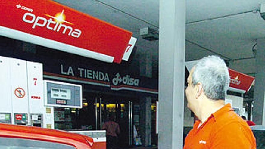 Cada conductor se ahorra casi 68 euros al mes en gasolina por la caída del petróleo