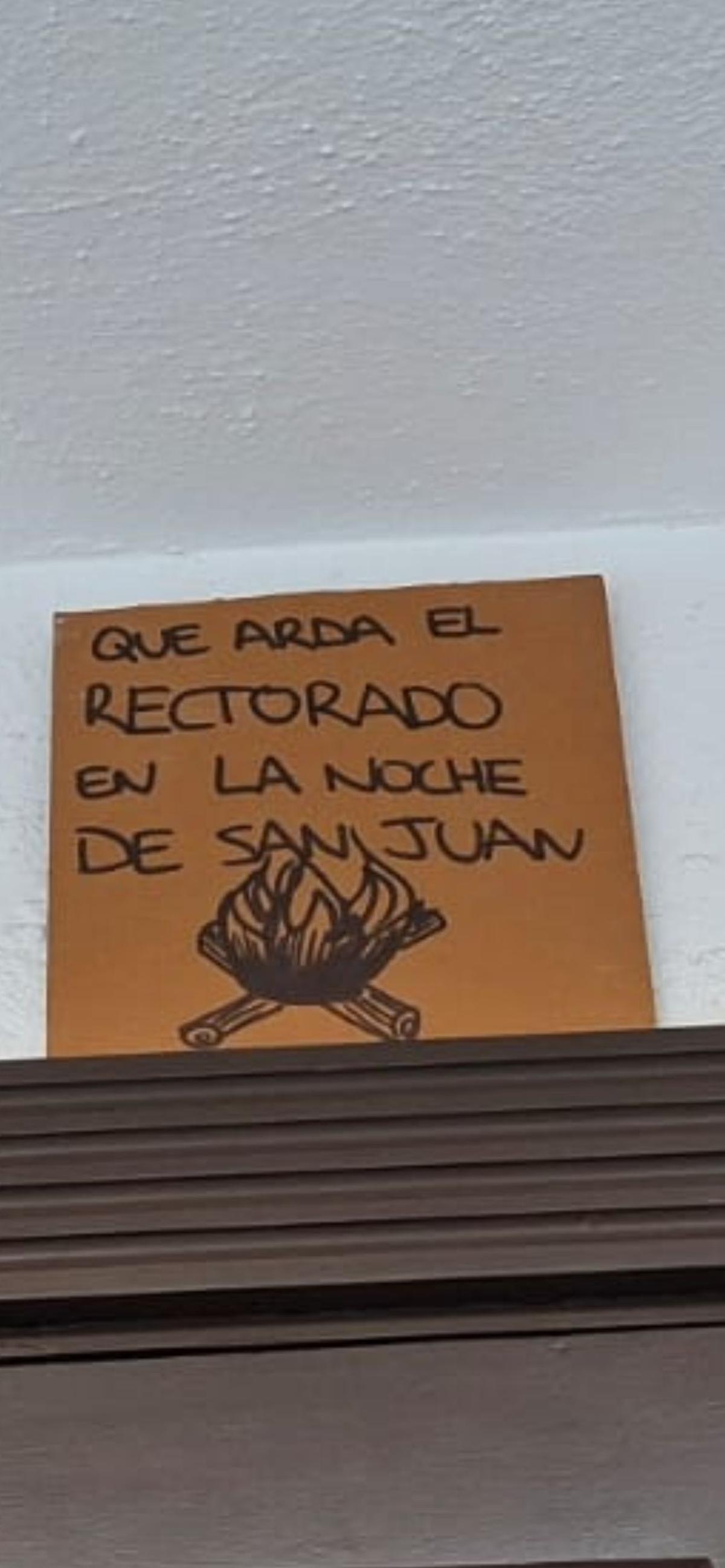 Uno de los carteles que apareció en el Rectorado de la Universidad de La Laguna
