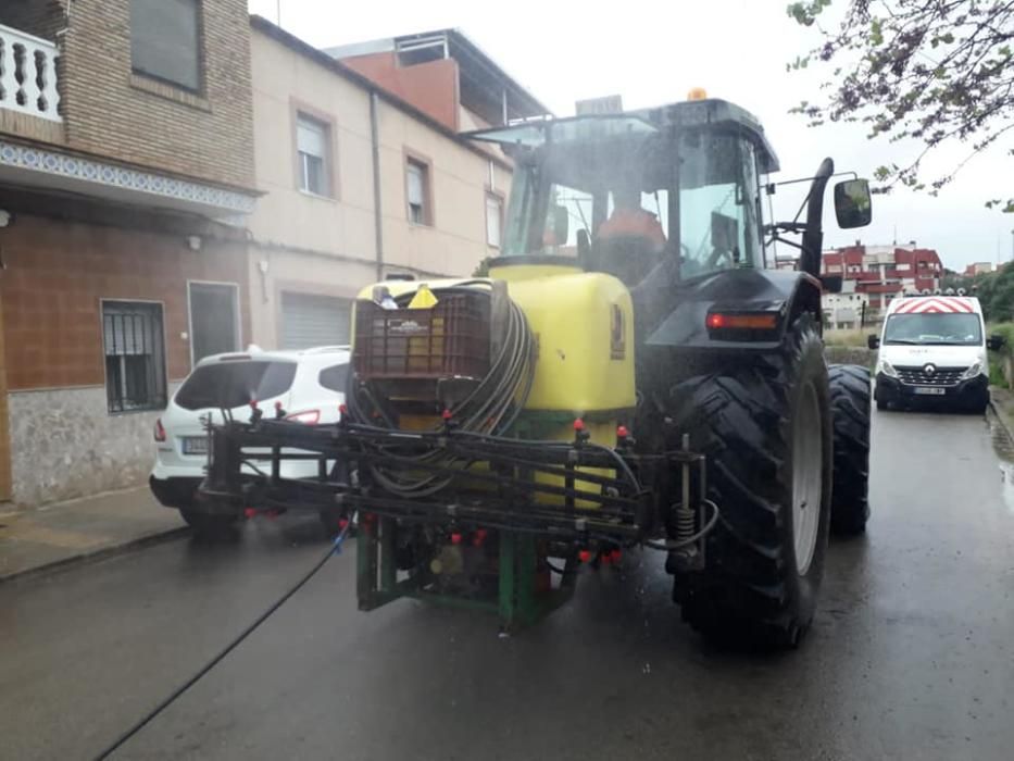 Los tractores se suman a la limpieza de Manises