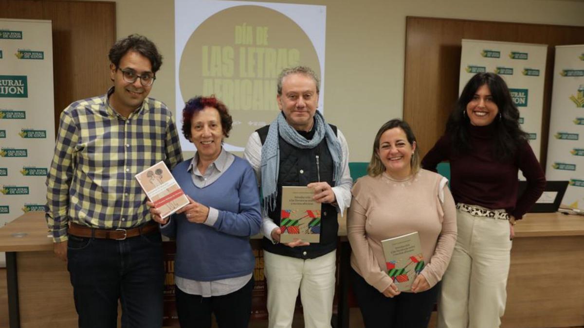 Por la izquierda, Mohamed El Morabet, Inmaculada González-Carbajal, Vicente Montes, Carmen Saras y Ángela Suárez, en el acto. | Juan Plaza