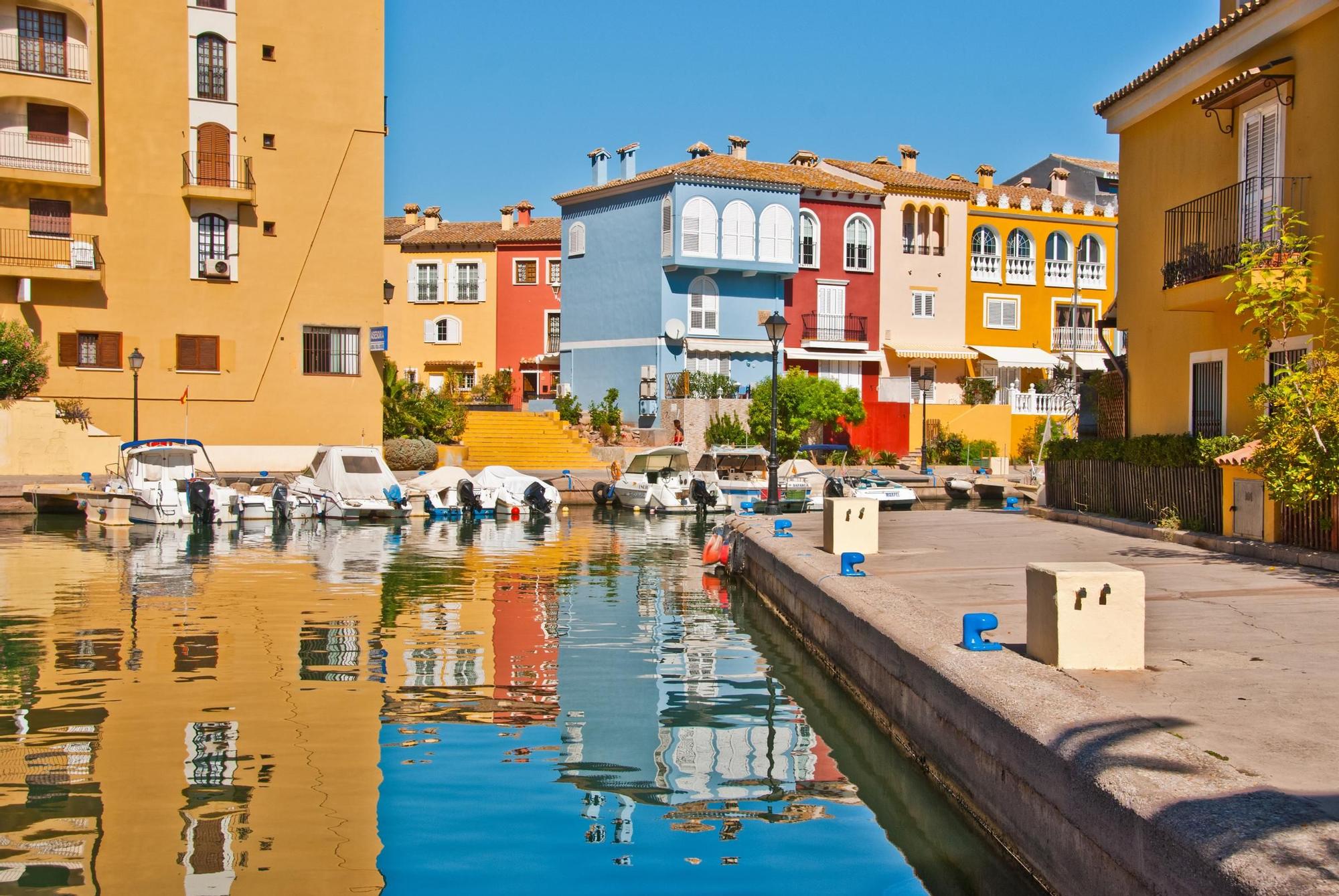 Se conoce como la pequeña Venecia valenciana y tiene un encanto muy similar a la italiana