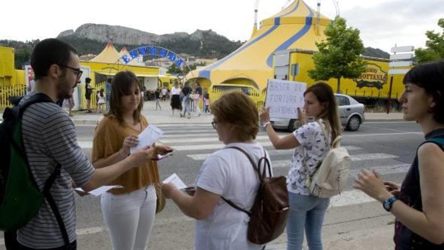 Protesta animalista frente al circo