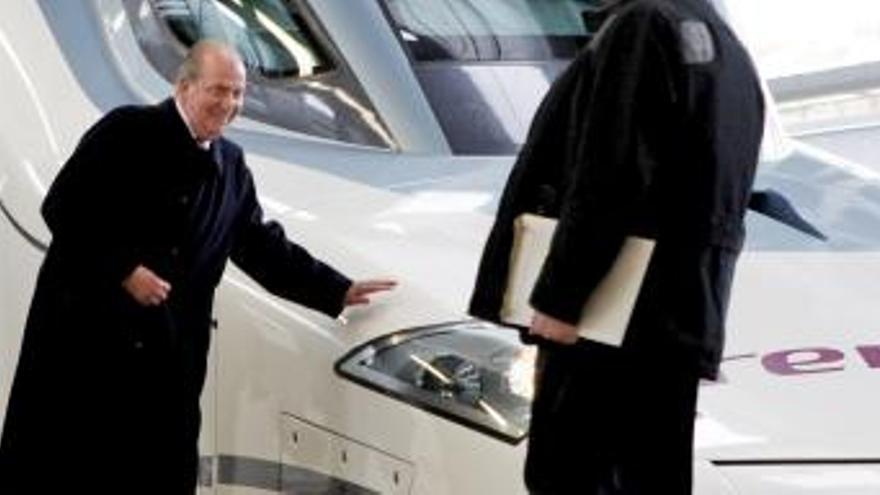 El rey Juan Carlos bromea en presencia de la reina Sofía y el presidente de la Generalitat valenciana, Francisco Camps (i), a su llegada a la estación Joaquín Sorolla de Valencia tras el viaje inaugural del nuevo trazado ferroviario de alta velocidad que desde hoy une Madrid y Valencia.