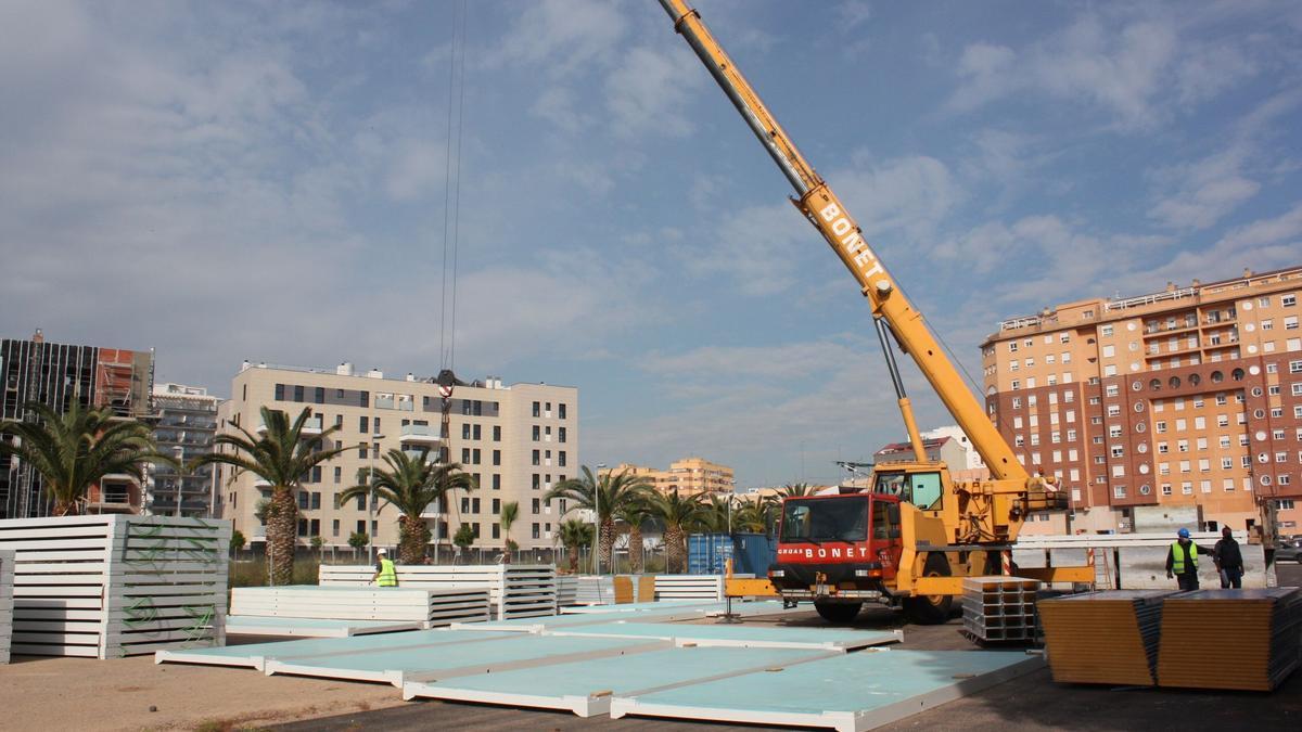 Imagen de esta mañana de la instalación de las aulas prefabricadas.