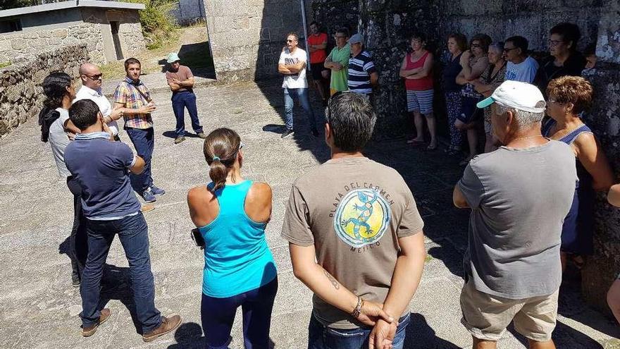 Juncal y Leal, hablando con vecinos de A Roza, ayer por la tarde en el atrio de la iglesia de Beluso. // G.N.