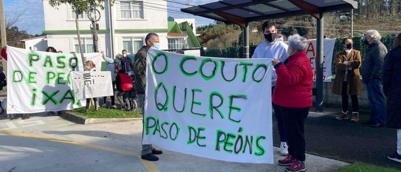 Una de las manifestaciones de vecinos de O Couto.   | // L.O.