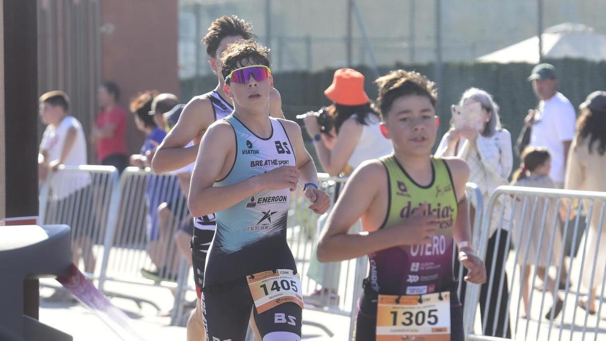 Participantes del Campeonato de España de triatlón en categorías inferiores.