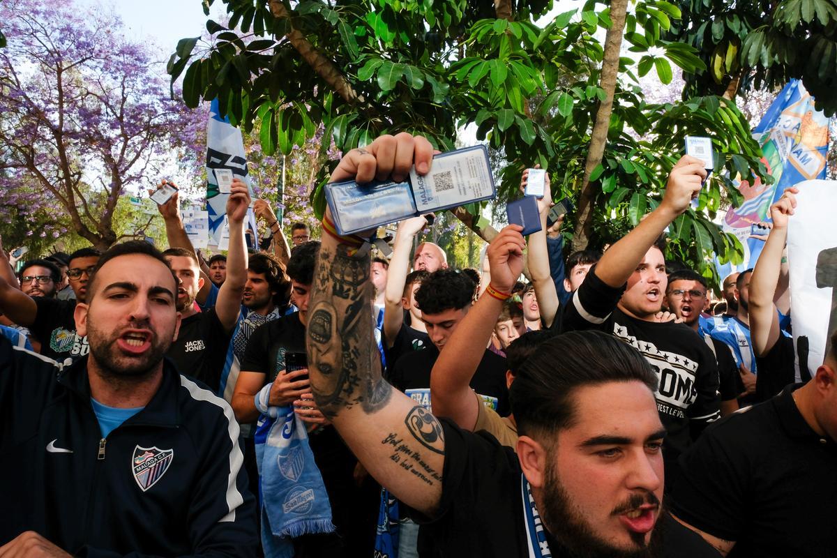 Aficionados blanquiazules, protestan frente al Palco.