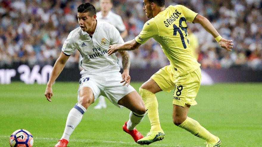 James Rodríguez controla el balón durante el duelo del miércoles frente al Villarreal ante la defensa de Sansone.