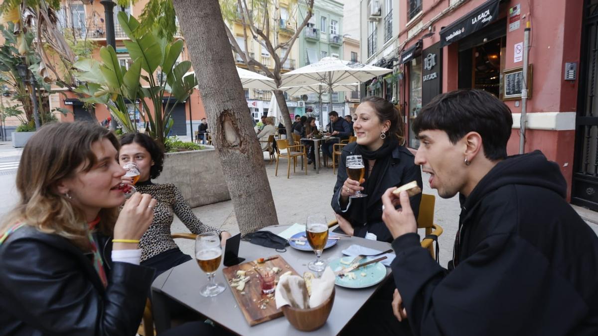 Las cenas vuelven a los bares con las nuevas restricciones