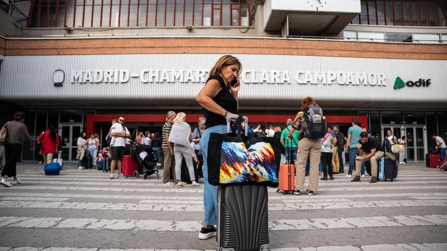 Varias personas a las puertas de la estación del tren de Chamartín con motivo de la incidencia producida en un tren Alicante-Madrid Chamartín, en la estación de Chamartín, a 13 de octubre de 2023, en Madrid (España).