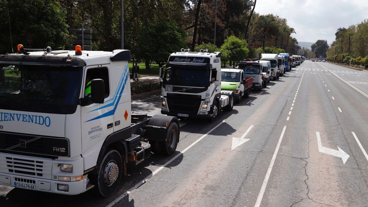 Cientos de camioneros protestan en Córdoba este lunes.