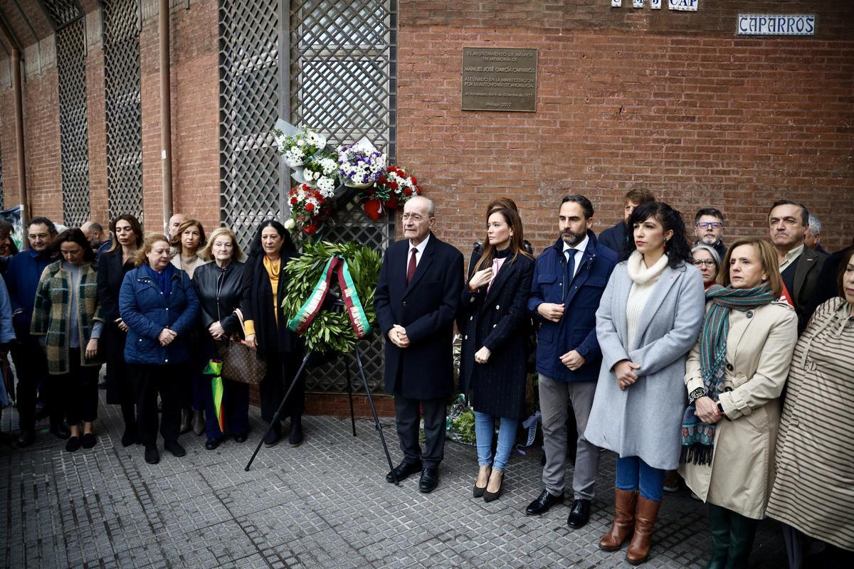 Las hermanas de García Caparrós, junto a los representantes políticos.