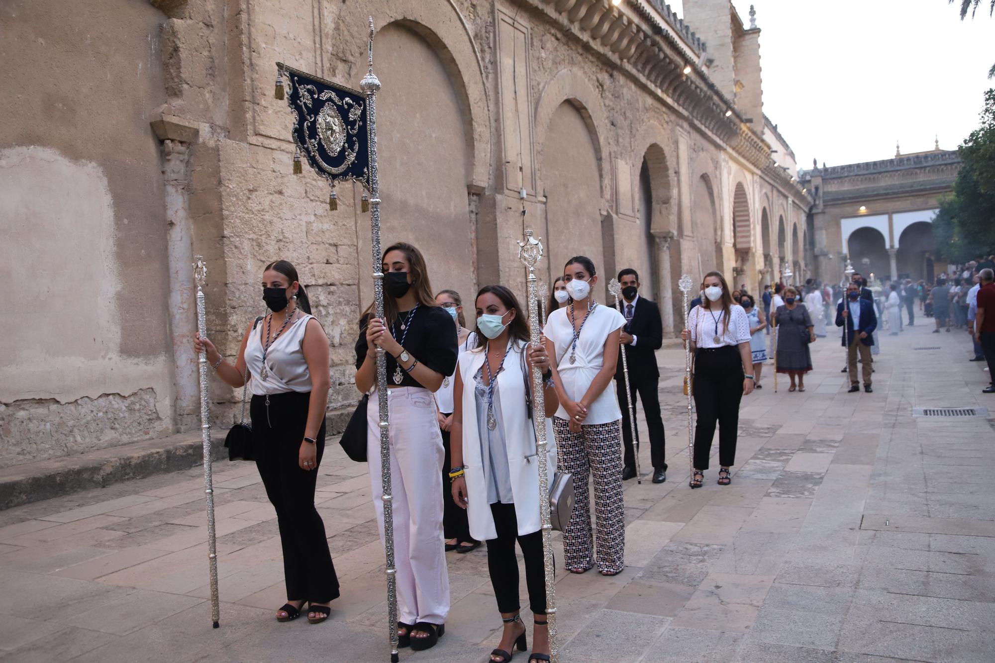 El Vía Lucis de la Virgen de la Fuensanta recoore el Patio de los Naranjos