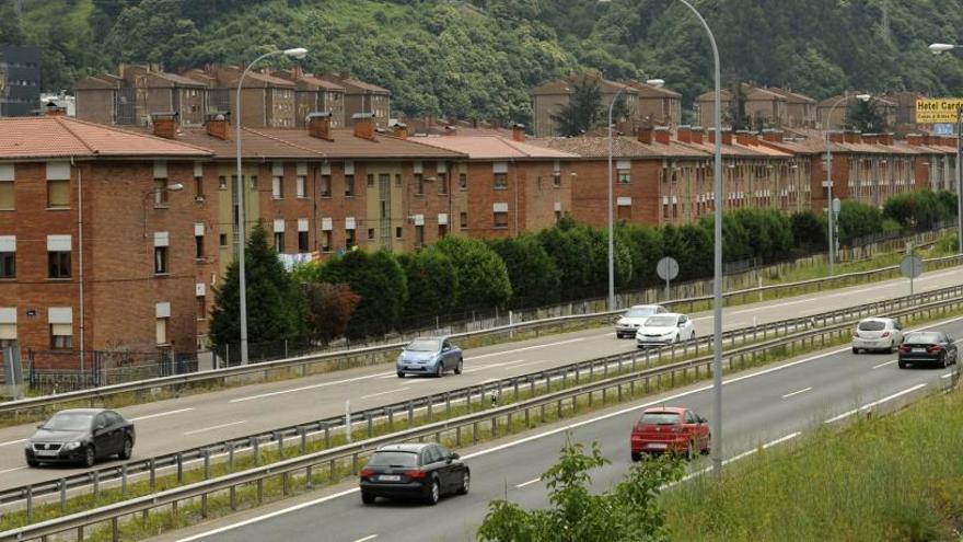 Viviendas en Mieres situadas junto a la autovía entre Campomanes y Oviedo.