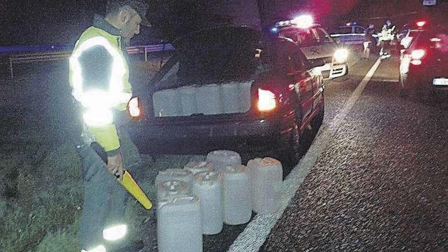 Tráfico descubre 300 litros de orujo durante un control de alcoholemia en Ourense