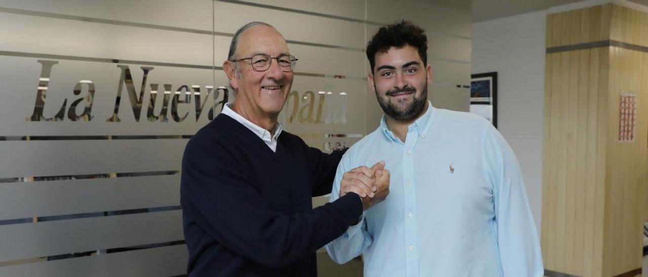 Miguel Díaz-Negrete, a la izquierda, con Pablo Alperi en la sede de LA NUEVA ESPAÑA de Gijón. |
