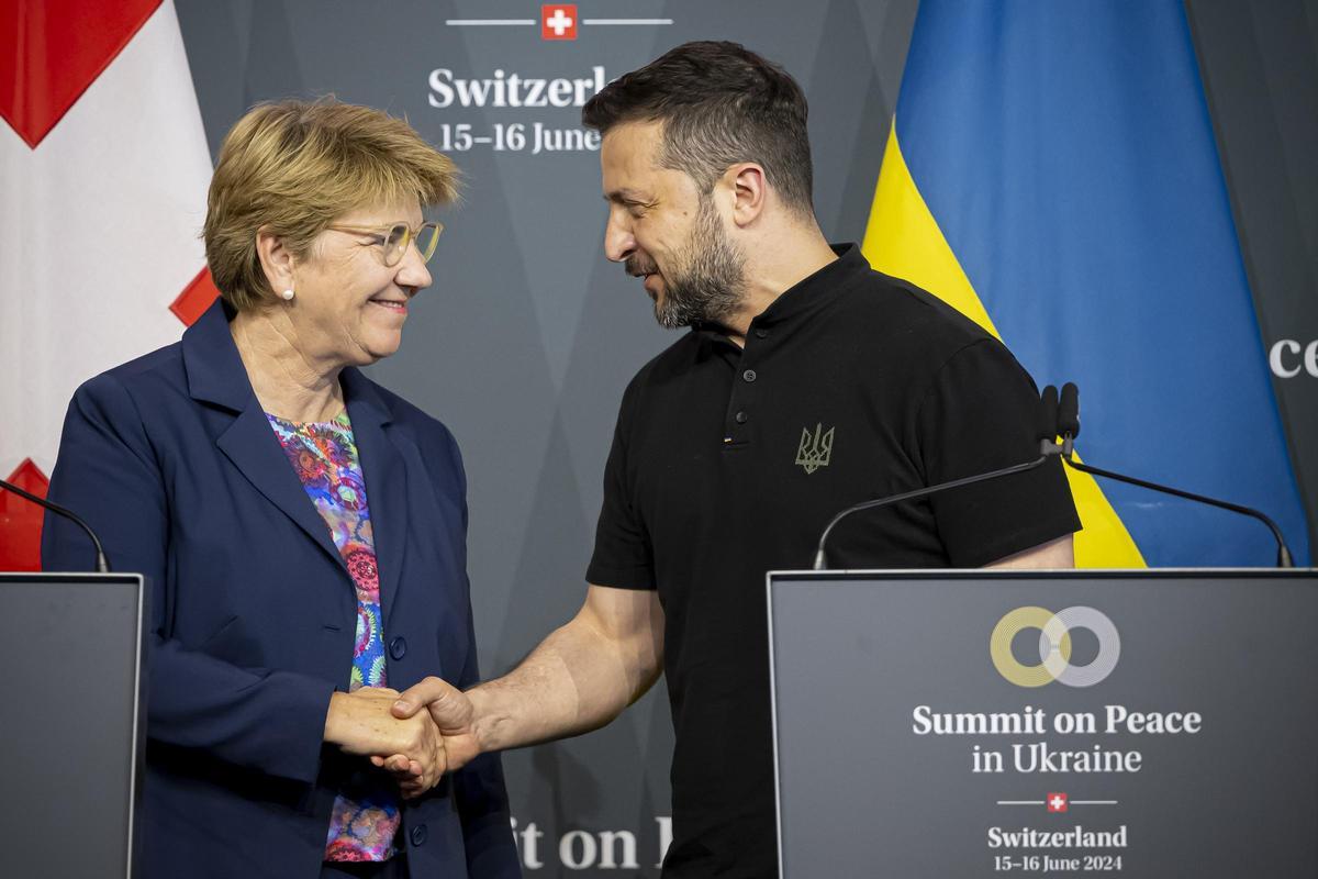 La anfitriona de la cumbre por la Paz, la presidenta suiza, Viola Amherd, ay el presidente de Ucrania, Volodímir Zelenski.