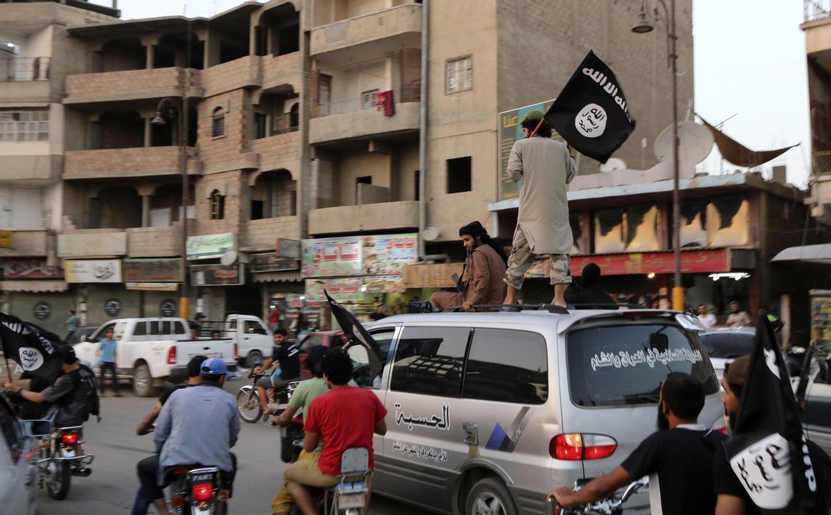 Miembros del Estado Islámico entran en la ciudad de Raqqa. en junio de 2014.