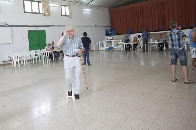 Electores canarios votando en Fuerteventura.