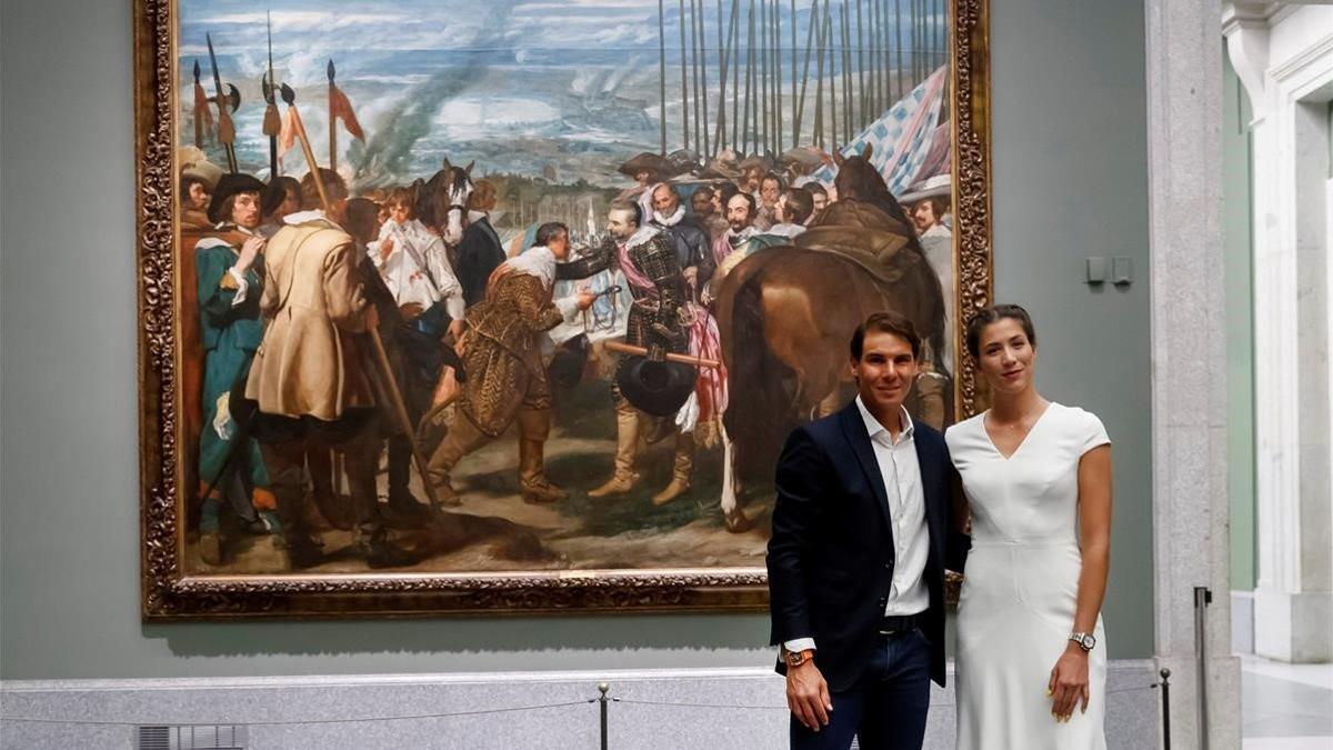 Rafael Nadal y Garbiñe Muguruza posan delante del cuadro de Velázquez   'La rendicion de Breda' en el Museo del Prado.