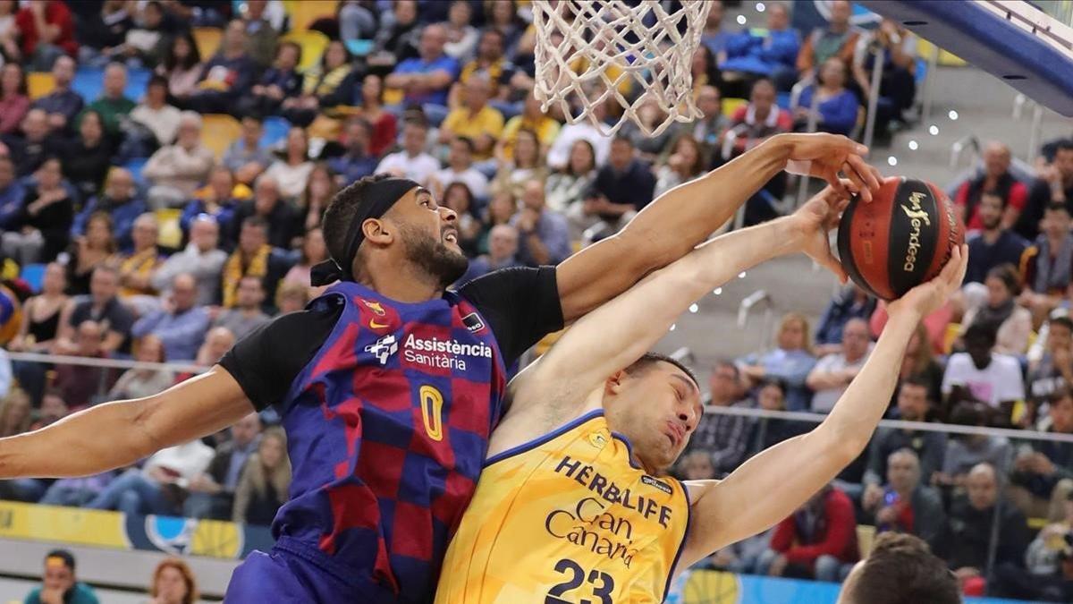 Brandon Davies tapona a Beqa Burjanadze en el Gran Canaria Arena.