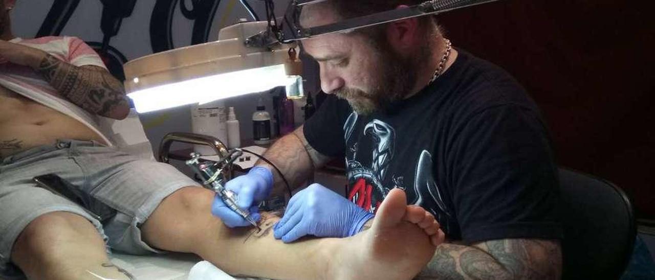 Xosé Manuel Gómez tatuando en su estudio de Lalín, Lalink Tatoo.