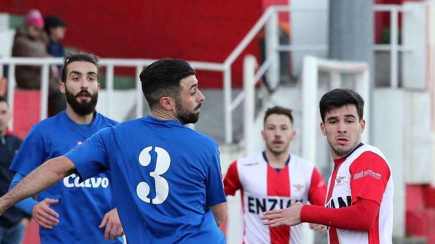 Un jugador del Alondras disputa un balón durante un partido en O Morrazo. // Marta G. Brea