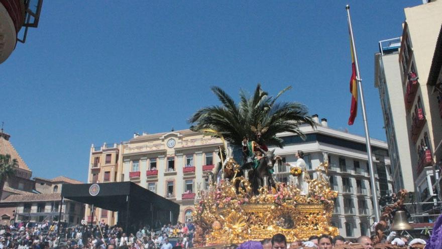 Nuestro Padre Jesús a su Entrada en Jerusalén llega a la tribuna oficial.