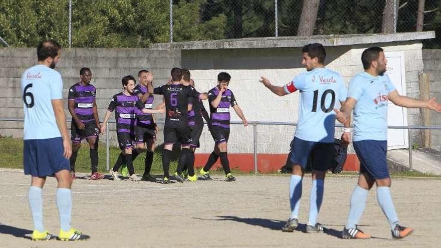 Los jugadores del Bande celebran un gol en Cortegada. // J. Regal