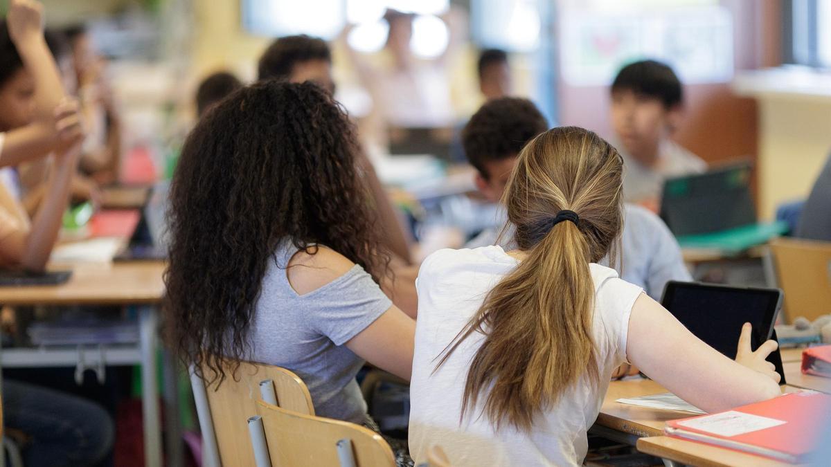 Alumnos de Secundaria atienden durante una clase