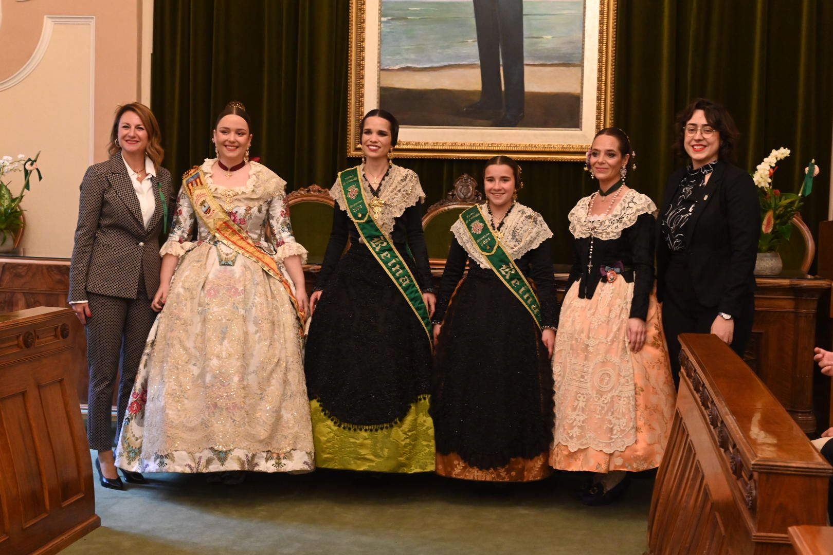 Galería de imágenes: Recepción de las reinas de los pueblos en el Ayuntamiento de Castelló