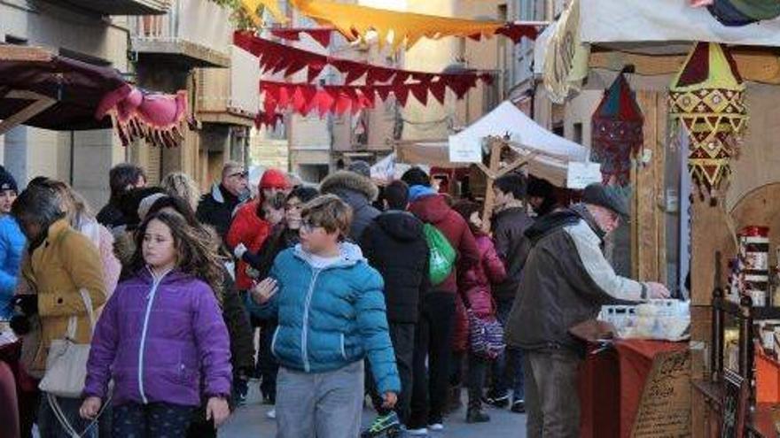 Visitants passejant entre les parades de la Fira del Camí Ral, ahir al matí a Vilanova del Camí