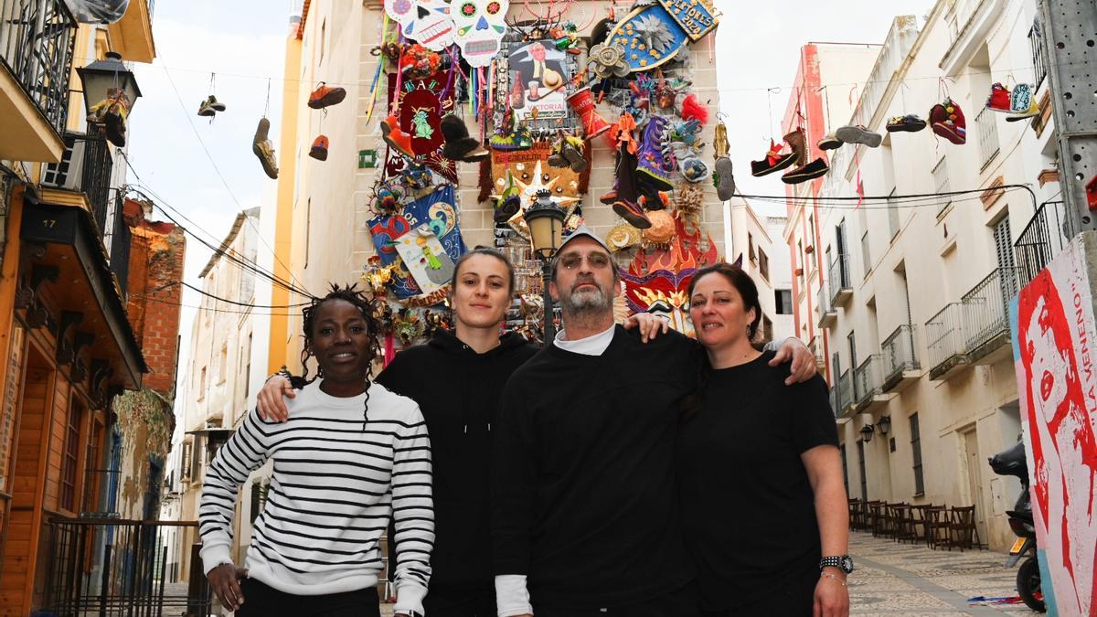 Julián Monge posa junto a sus empleadas ante la fachada engalanada de El Silencio.