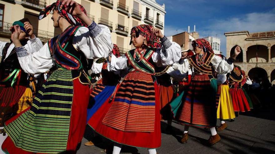 La Plaza Mayor, epicentro del folclore con Doña Urraca