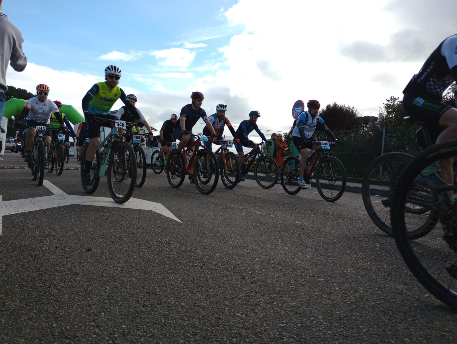 Valdés celebra su desafío en bicicleta, la carrera no competitiva que llena Luarca