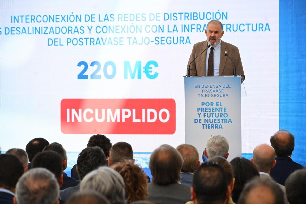 El presidente del Scrats, Lucas Jiménez, en el acto en defensa del Trasvase, en Pilar de la Horarada.