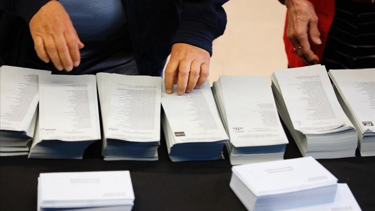 Papeletas electorales en el centro cívico La Sedeta de Barcelona.